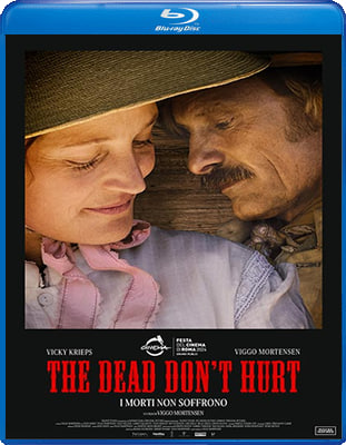 La prima inquadratura di The Dead Don't Hurt - I morti non soffrono destabilizza. Un cavaliere medievale avanza nella foresta al ritmo di un respiro, pesante come un rantolo.